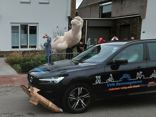 Beer vliegt na aanrijding door de lucht bij remwegdemonstratie