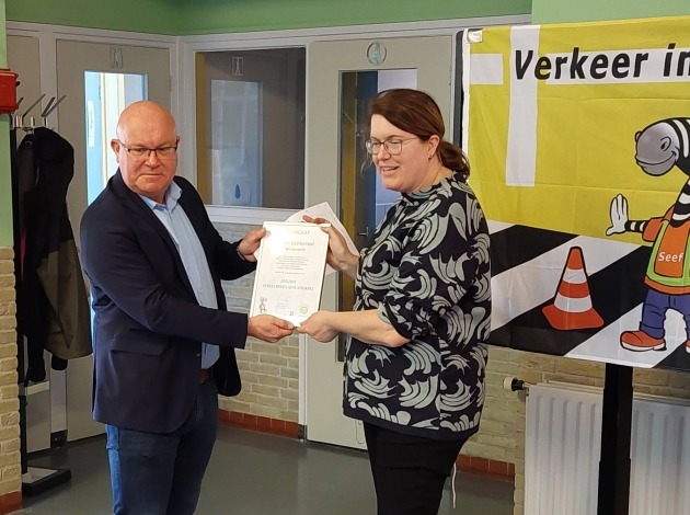 Wethouder overhandigt ZVL certificaat aan De Lichtstraal