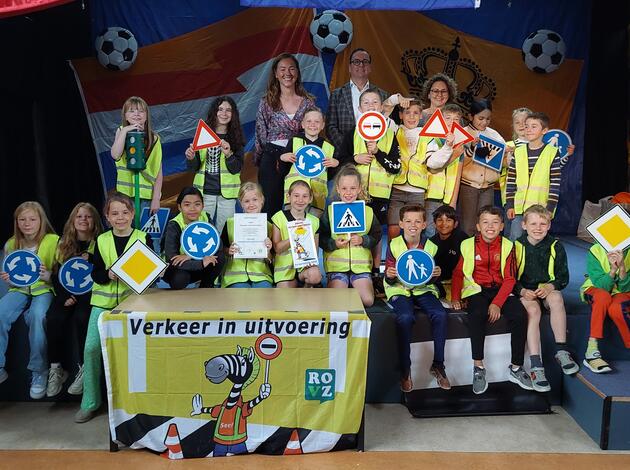 uitreiking van het label aan juf en leerlingen