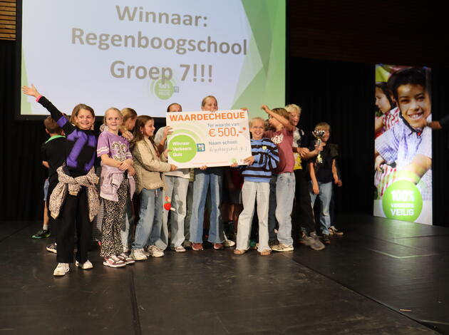 leerlingen regenboogschool op podium met gewonnen prijs