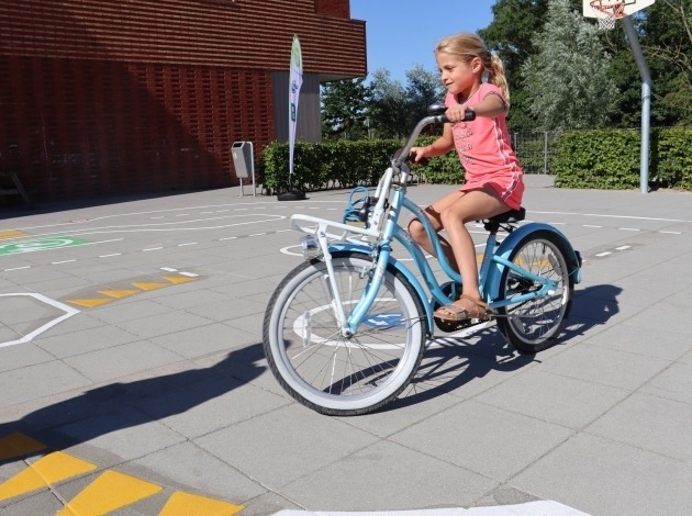 Leerling fiets op verkeersplein